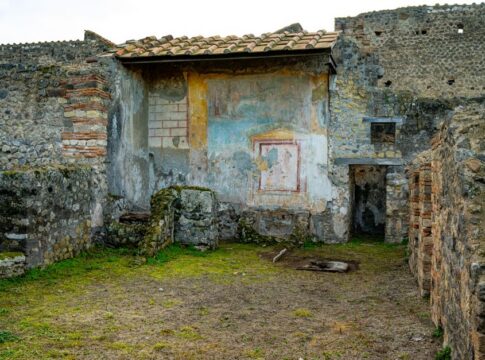 9 Facts About Pompeiis Perfectly Preserved Graffiti — History trivia by TrivBits
