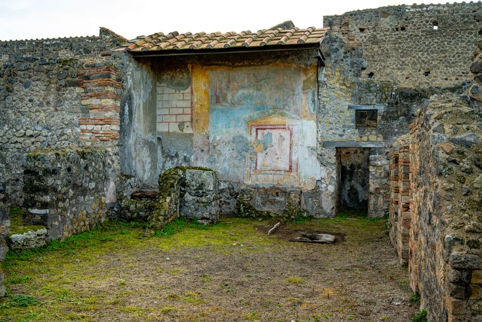 9 Facts About Pompeiis Perfectly Preserved Graffiti — History trivia by TrivBits