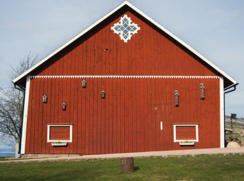 Why Barns Painted Red: 13 Surprising Farm Traditions — General trivia by TrivBits