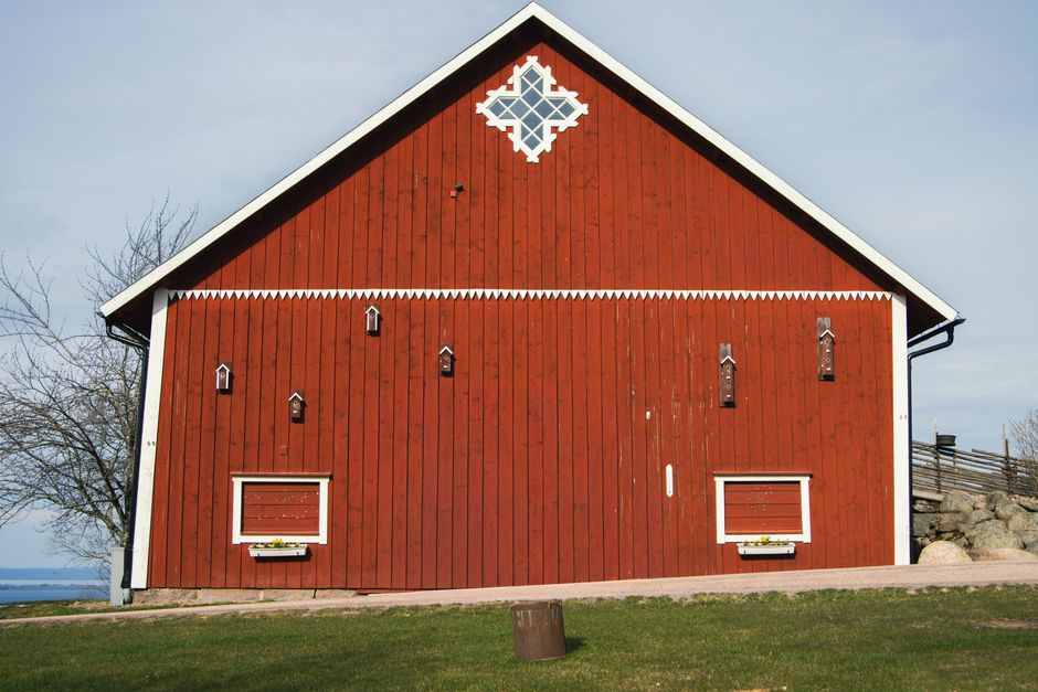 Why Barns Painted Red: 13 Surprising Farm Traditions — General trivia by TrivBits